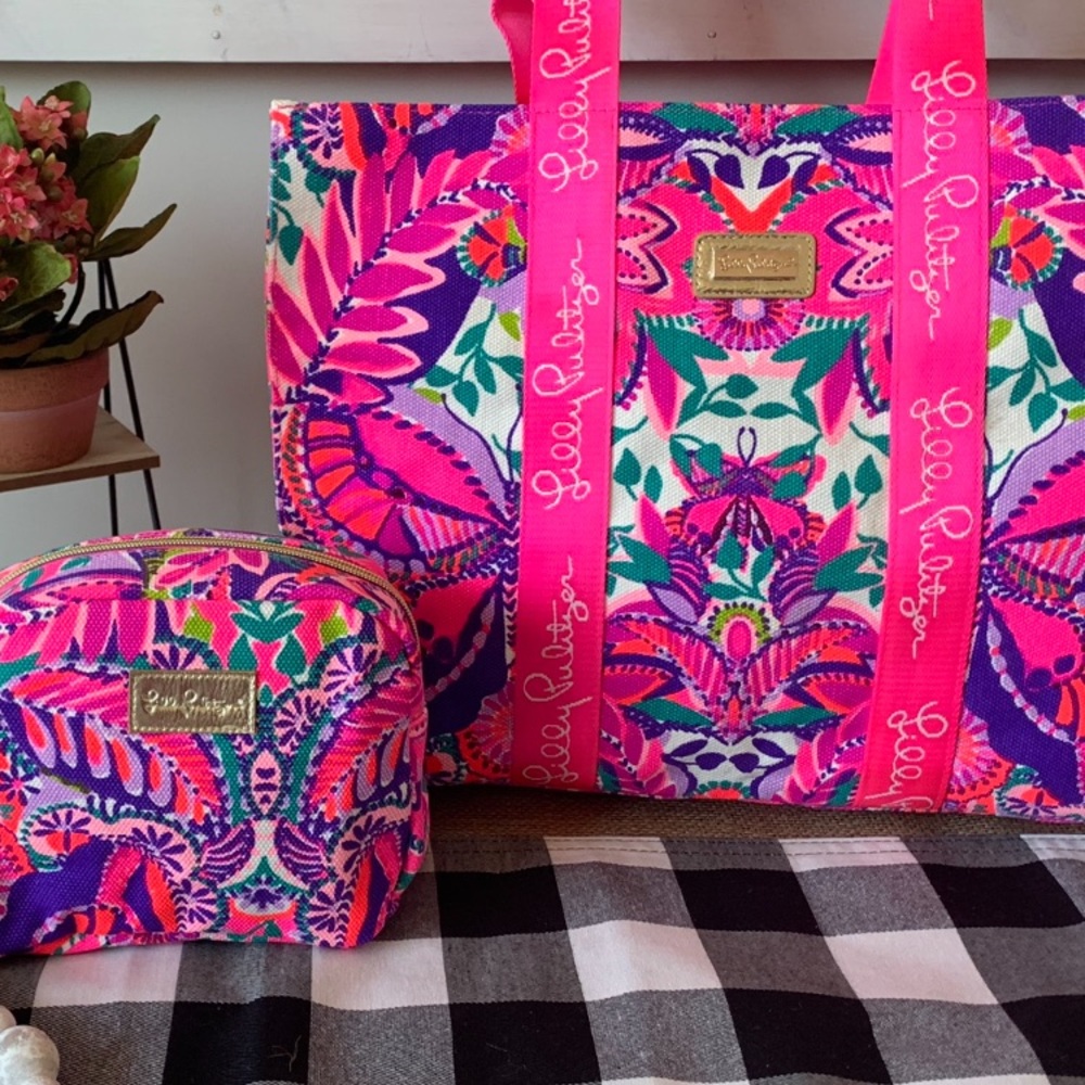 Lilly Pulitzer 2pc. Tote/Cosmetics case in "Resort White "Shes Too Fly" NWT - Picture 2 of 12